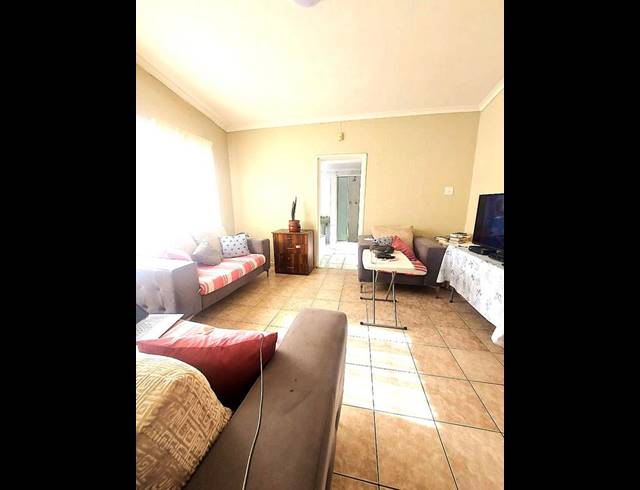 2 BEDROOM PROPERTY TO RENT IN GOODWOOD CENTRAL